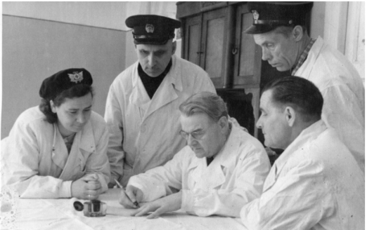 А.С. Пучков с сотрудниками станции. 1951 год, фото с сайта https://mos03.ru/